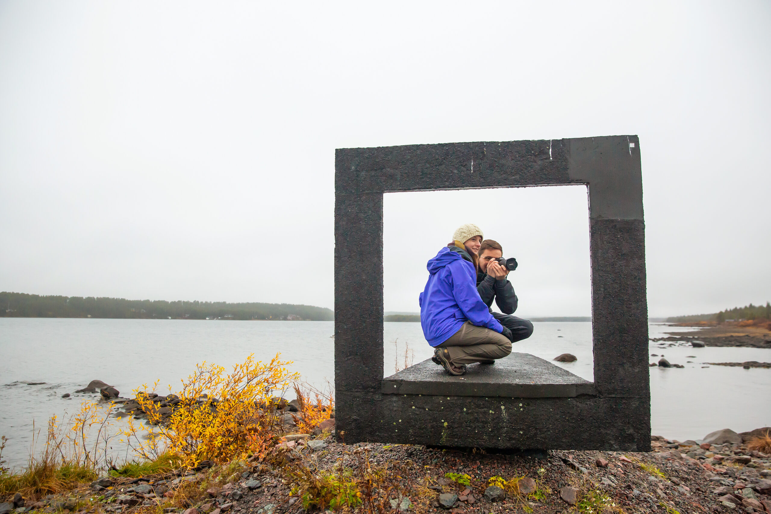 Fotoreise Lappland: Kreative Impulse, exklusive Motive und persönliche Begleitung Gemeinsames Fotoabenteuer in Lappland: Zwei Teilnehmer unterwegs mit Kamera