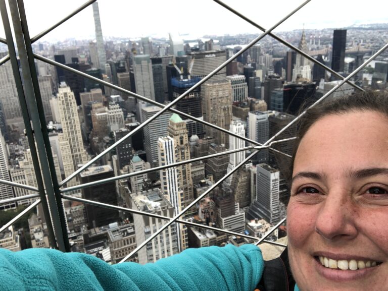 Kontakt Fotoreisen -Reisefotografin Isabela Pacini auf Fotoreise in New York – auf dem Empire State Building mit Blick auf die Skyline von Manhattan