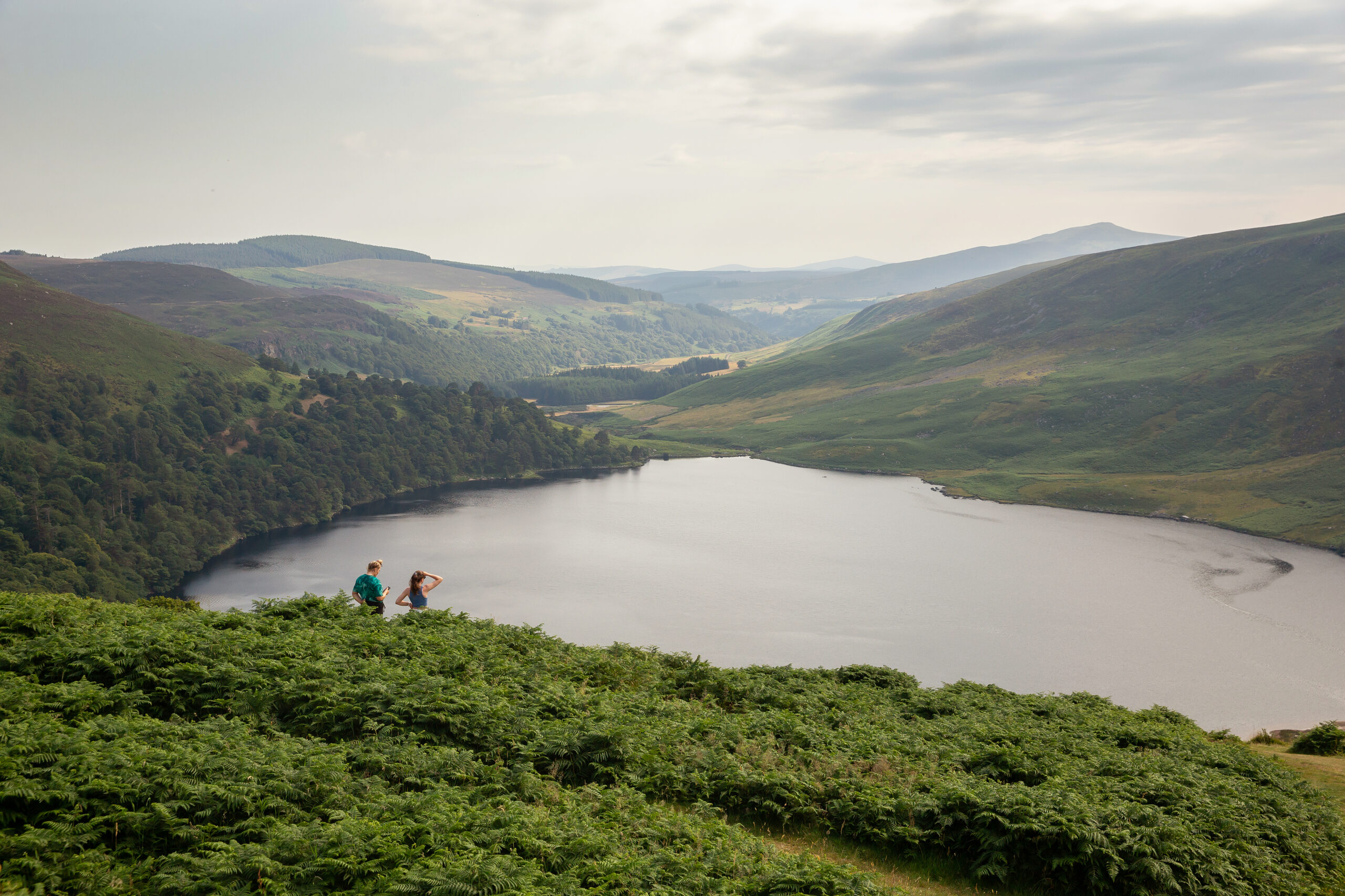 Fotoreise Irland – malerische Landschaft am Schwarzen See (Upper Lake) in Glendalough, County Wicklow, eingebettet in bewaldete Hügel