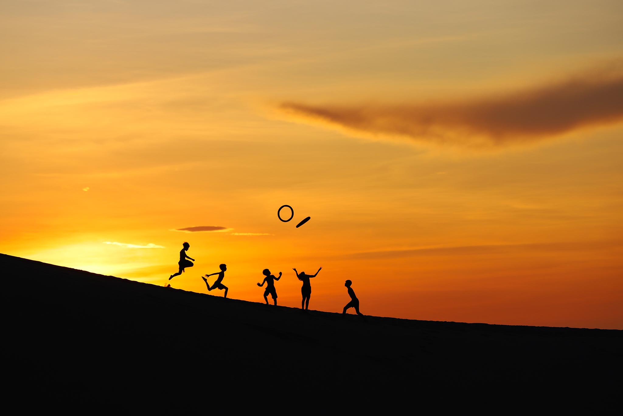 Kinder spielen auf Sanddüne in Vietnam – authentische Szene einer Fotoreise